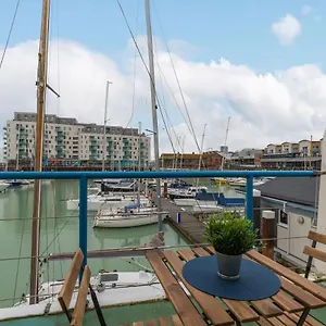 On The Water With Free Parking - By My Getaways Brighton